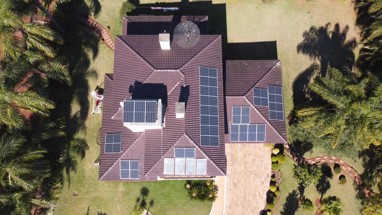 Equipe da JL Energia instalando painéis solares