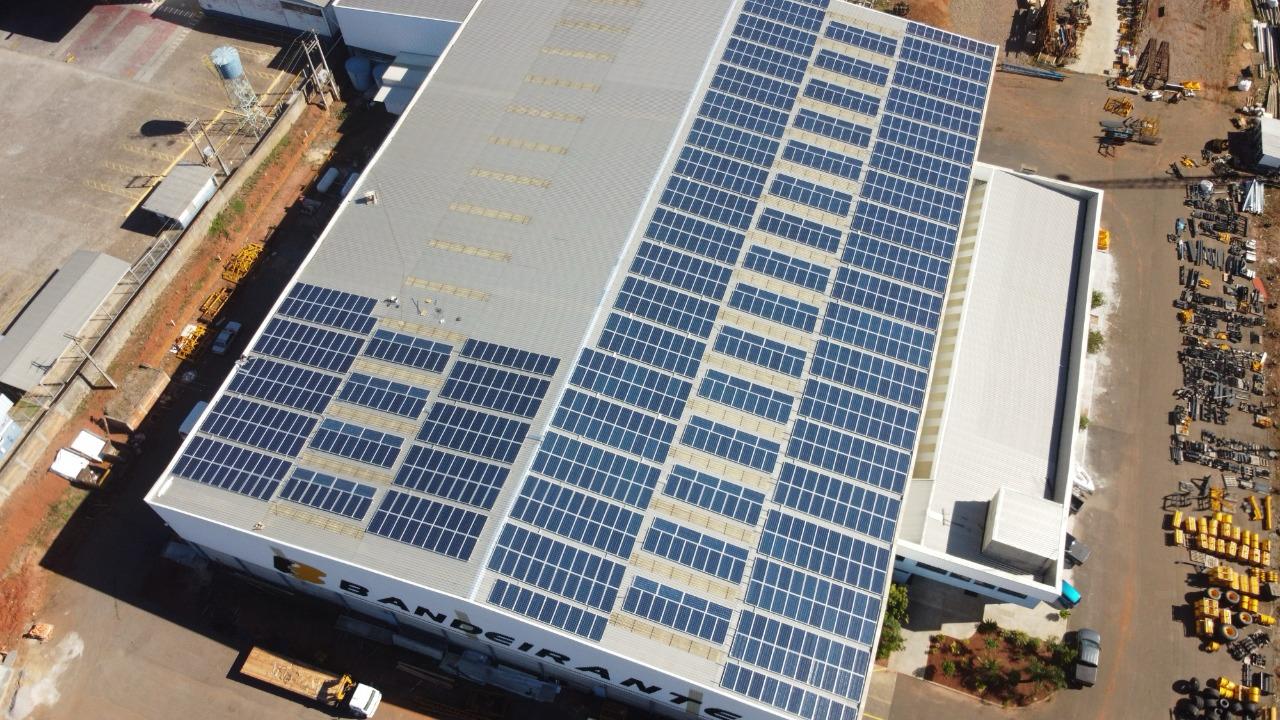 Painéis solares instalados em telhado de empresa pela JL Energia